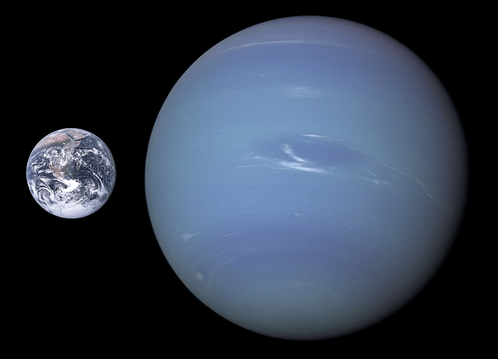 Neptune,_Earth_size_comparison