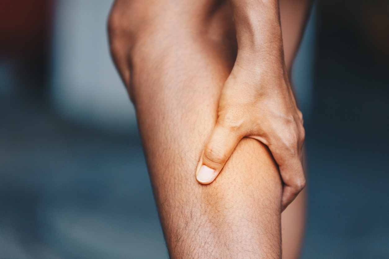 a young woman experiencing leg muscle pain