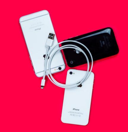 A-coiled-lightning-cable-among-three-iPhones