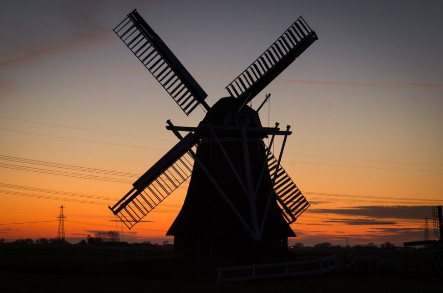 Stunning-image-of-a-windmill-in-the-Netherlands.