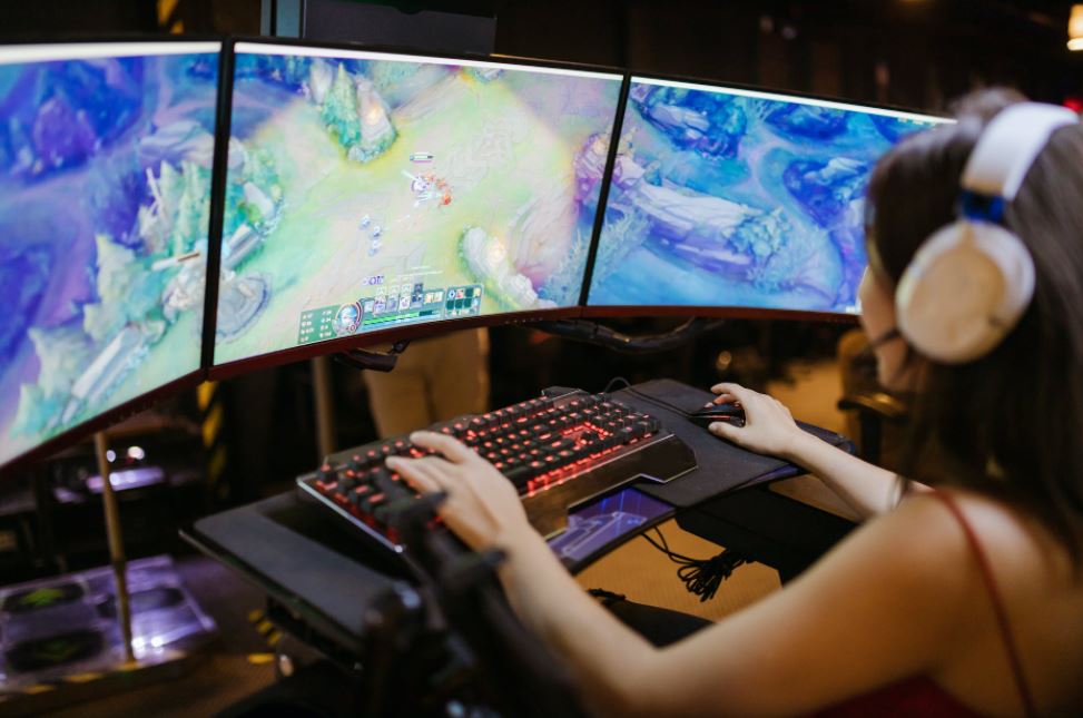 a-woman-playing-league-of-legends