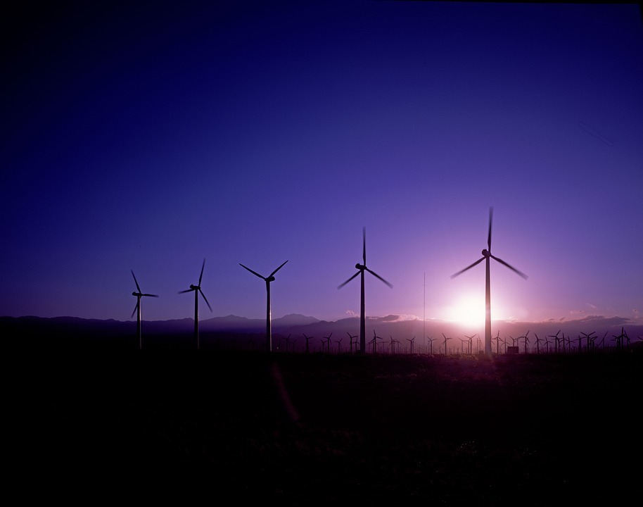 wind-turbine-pictured-against-the-horizon